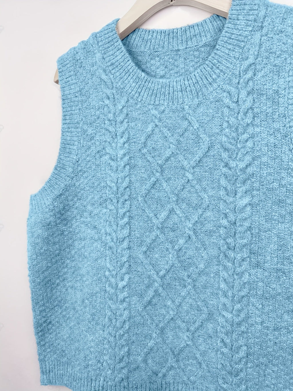 Women's Classic Cable-Knit Crew Neck Sleeveless Sweater Vest
