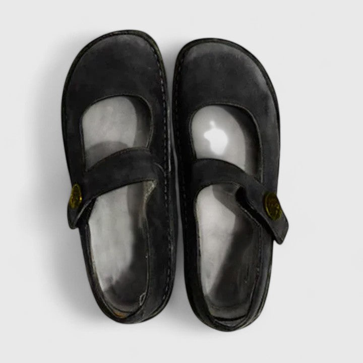 Women's Understated Comfort Strappy Slip-On Flat Shoes